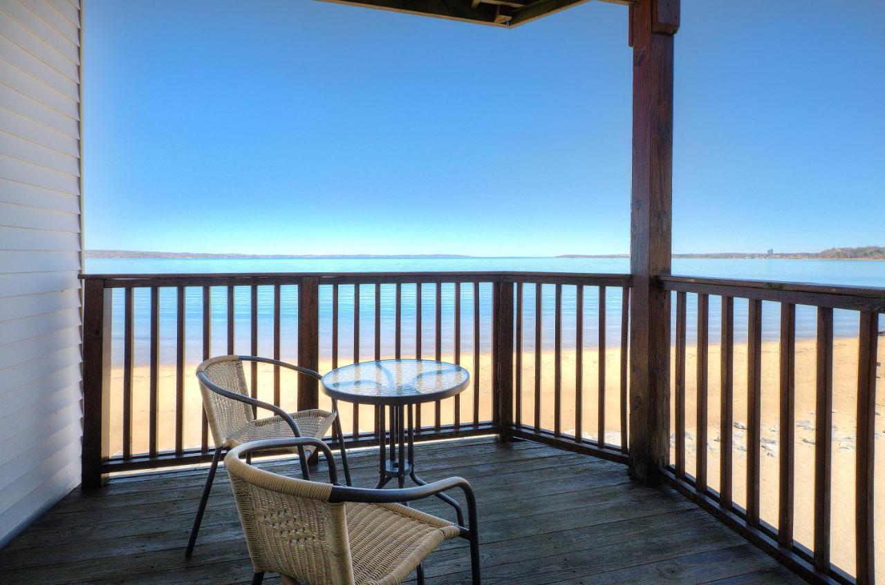 Beachside 216 With Pool Hot Tub And Private Deck Overlooking East Bay Traverse City Dış mekan fotoğraf