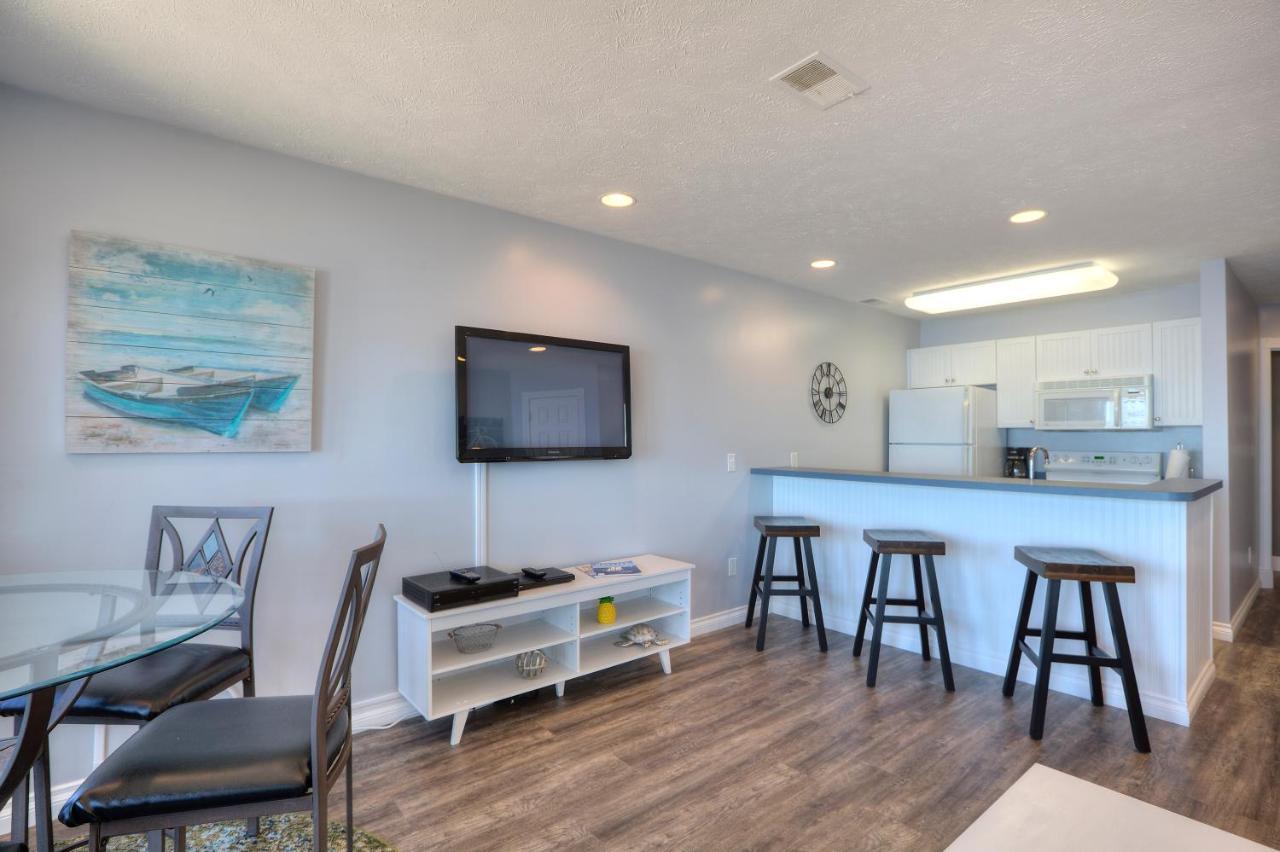 Beachside 216 With Pool Hot Tub And Private Deck Overlooking East Bay Traverse City Dış mekan fotoğraf