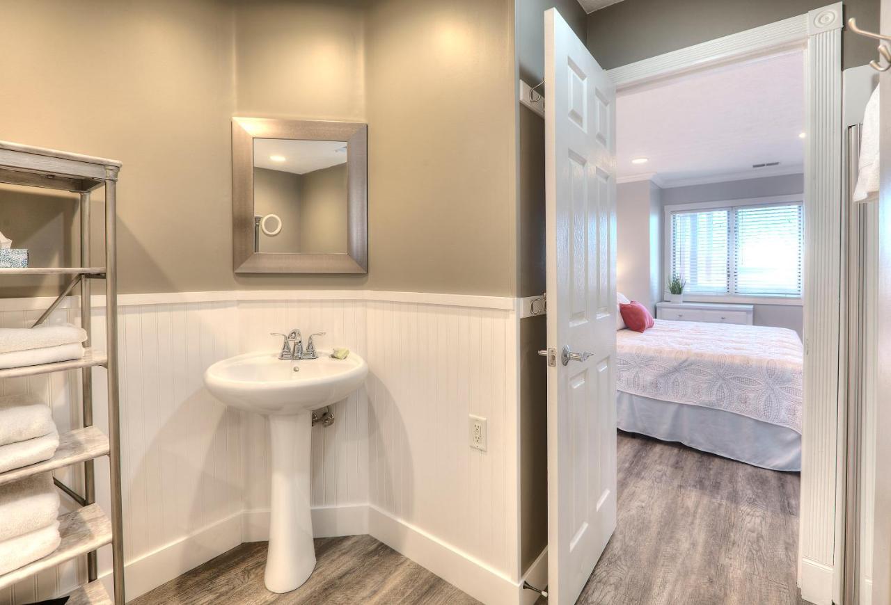 Beachside 216 With Pool Hot Tub And Private Deck Overlooking East Bay Traverse City Dış mekan fotoğraf