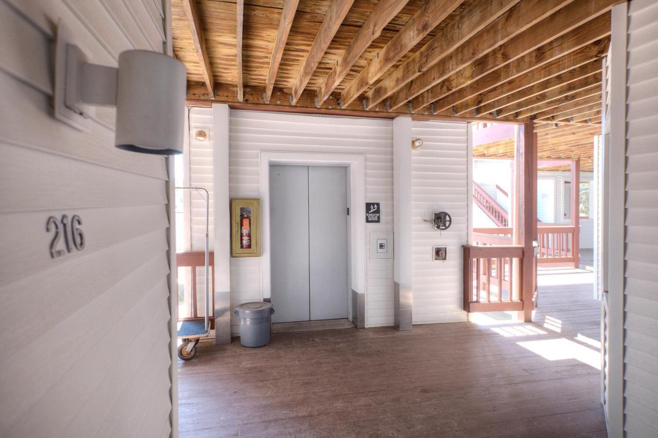 Beachside 216 With Pool Hot Tub And Private Deck Overlooking East Bay Traverse City Dış mekan fotoğraf