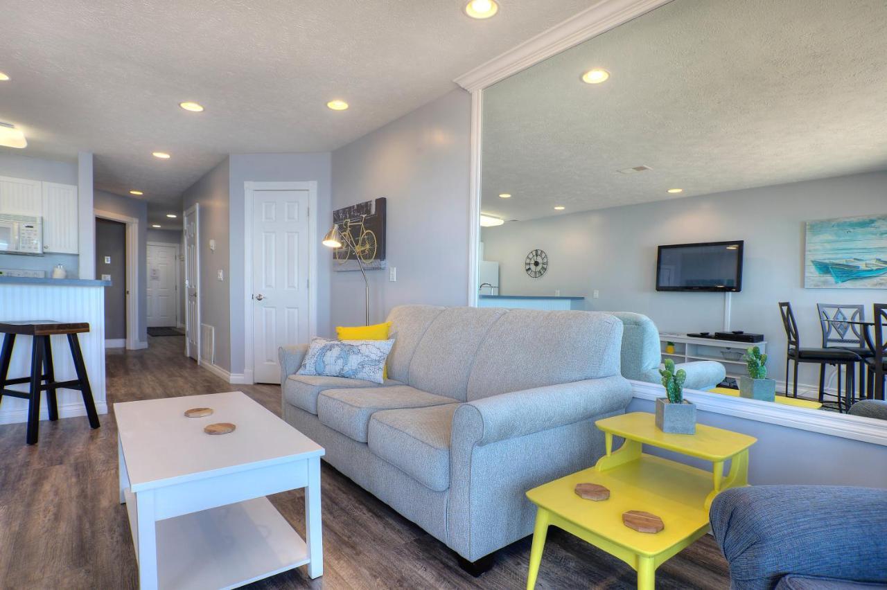 Beachside 216 With Pool Hot Tub And Private Deck Overlooking East Bay Traverse City Dış mekan fotoğraf
