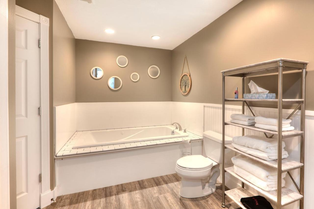 Beachside 216 With Pool Hot Tub And Private Deck Overlooking East Bay Traverse City Dış mekan fotoğraf