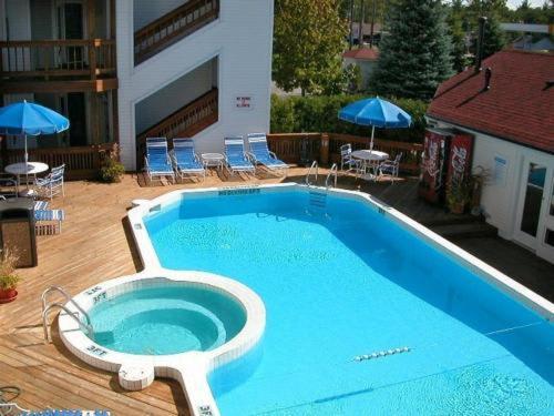 Beachside 216 With Pool Hot Tub And Private Deck Overlooking East Bay Traverse City Dış mekan fotoğraf