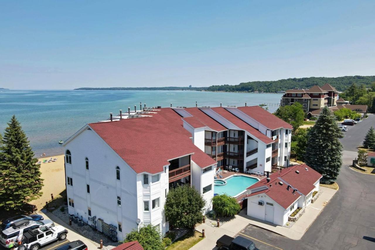 Beachside 216 With Pool Hot Tub And Private Deck Overlooking East Bay Traverse City Dış mekan fotoğraf