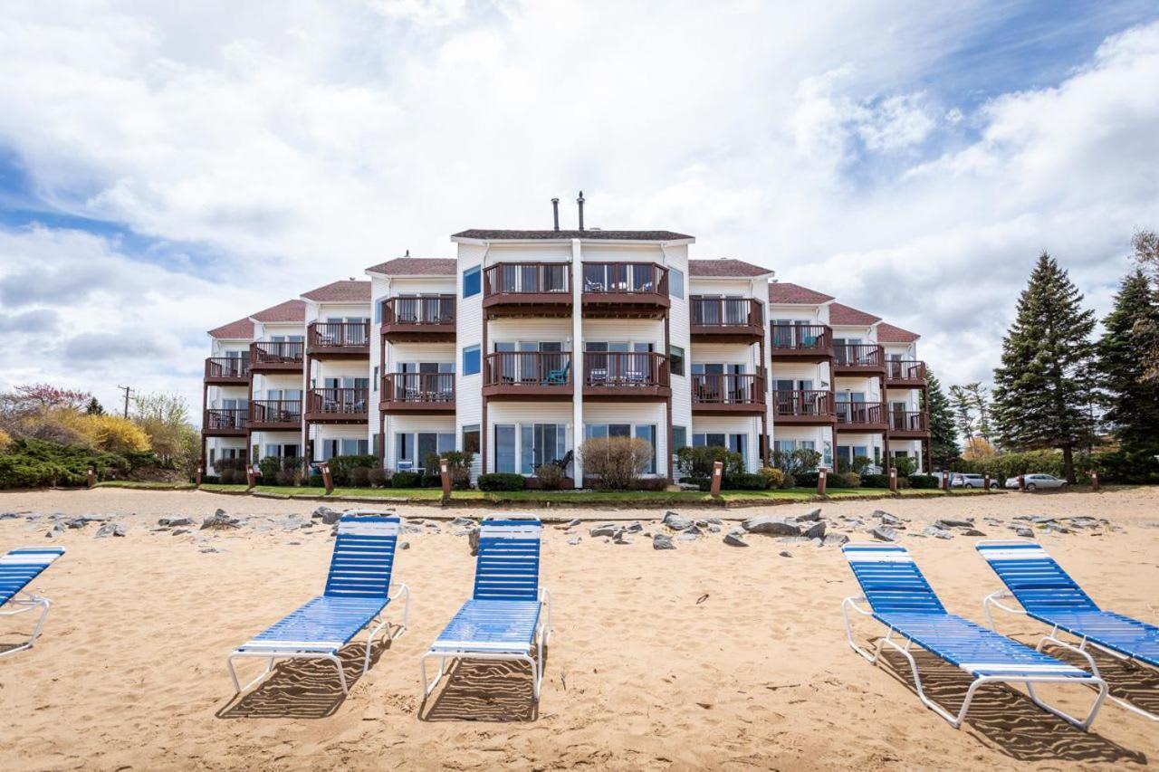 Beachside 216 With Pool Hot Tub And Private Deck Overlooking East Bay Traverse City Dış mekan fotoğraf