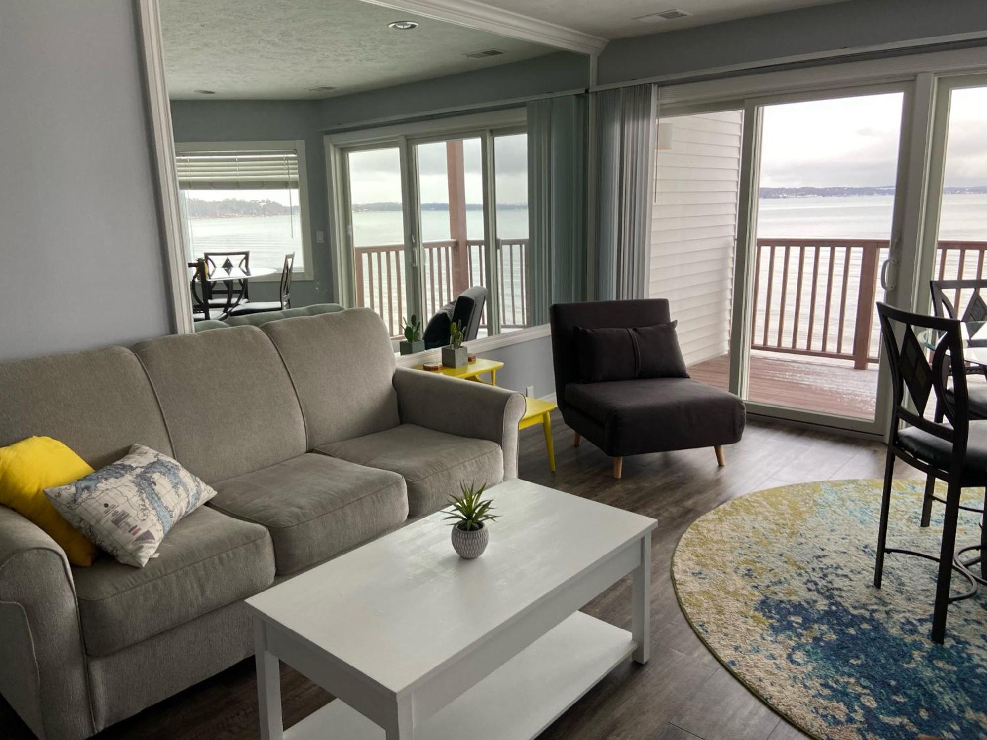 Beachside 216 With Pool Hot Tub And Private Deck Overlooking East Bay Traverse City Dış mekan fotoğraf